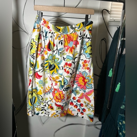 Ann Taylor Factory White with Bright Floral Mid Length Skirt Size 4P - Picture 1 of 6